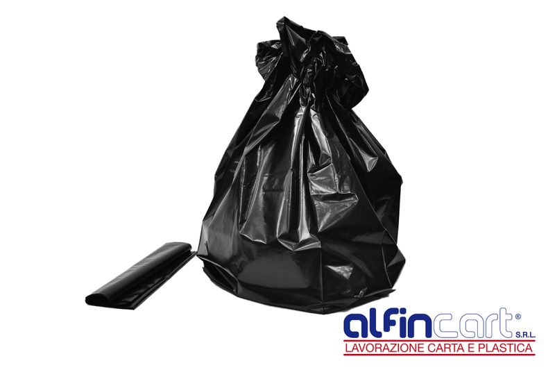 Sacchi neri per rifiuti per uso industriale e per la raccolta differenziata domestica.