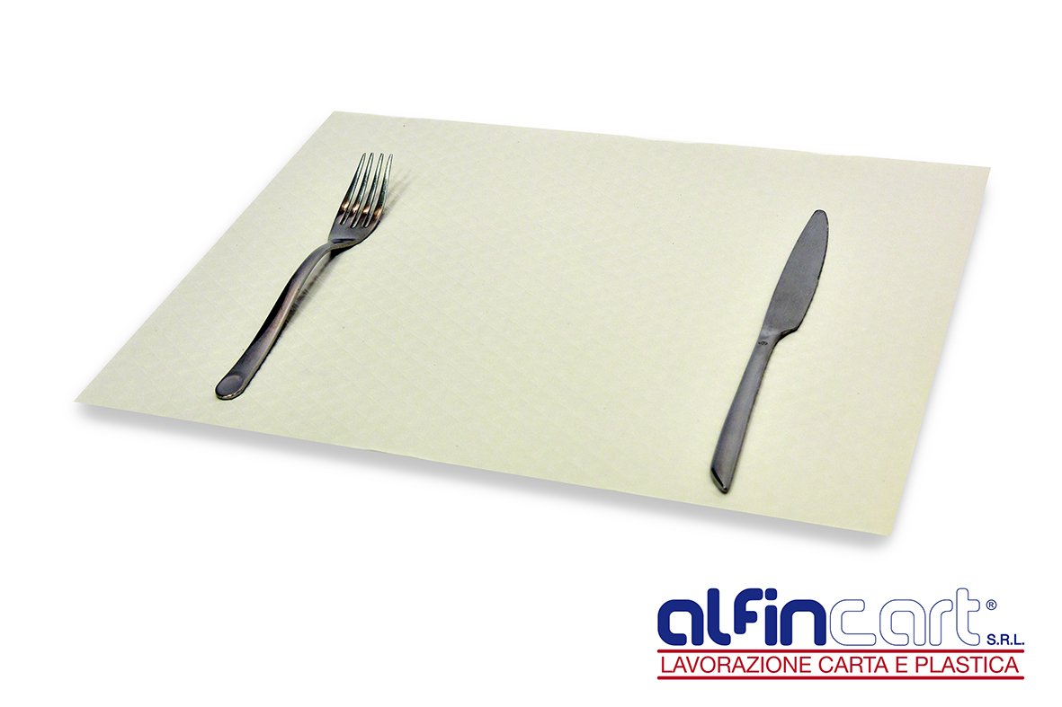 Set rectangulaire de table jetable en papier blanc pour professionnels de la restauration.
