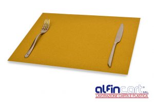 Set rectangulaire de table jetable en papier brun pour professionnels de la restauration.